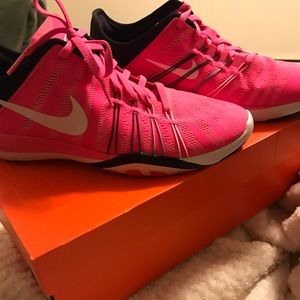 SOLD ON EBAY! Women's Nike Free TR 6. Size 8.5.