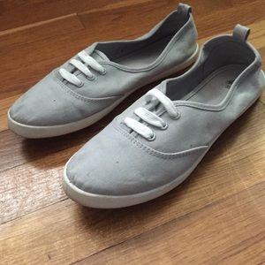 Gray tennis shoes