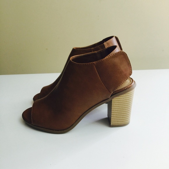 Brown ankle booties size 6.5. Never worn