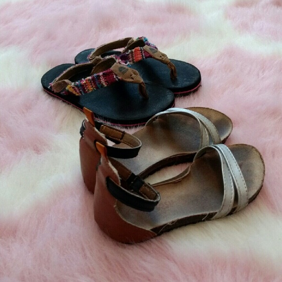 2 pairs of Sandals - Picture 2 of 3
