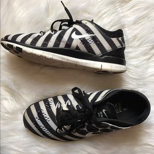 Nike free tr fit 5 sneakers black and white stripe