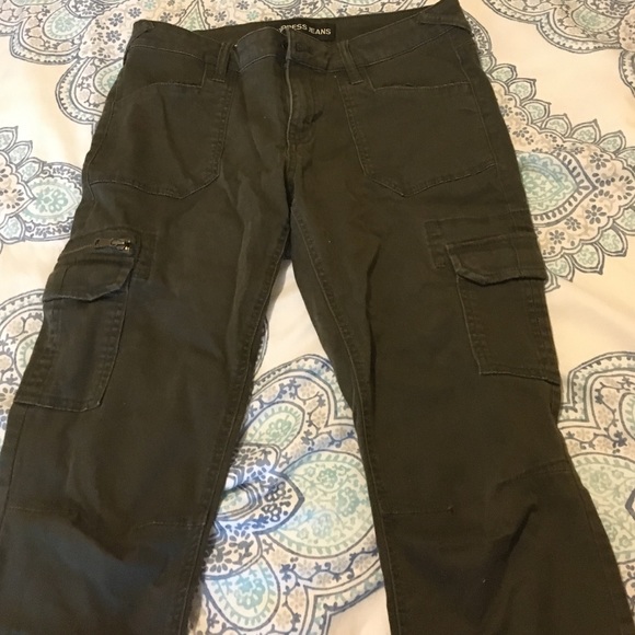 Army green cropped pants