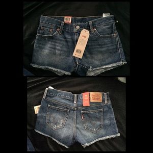 LEVIS Shortie Short Low rise Slim Through hip