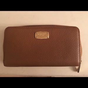 MORE THAN HALF OFF! BRAND NWT MICHAEL KORS WALLET