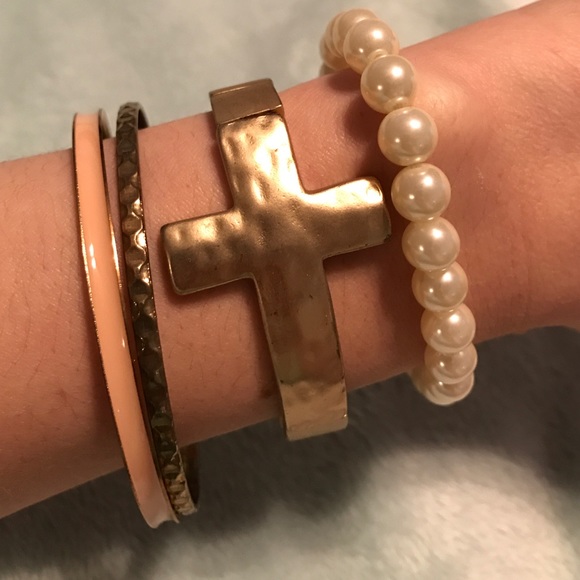 Cross bracelet - Picture 1 of 3