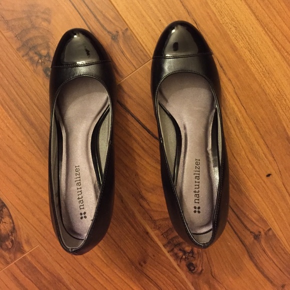Naturalizer size 6 pumps