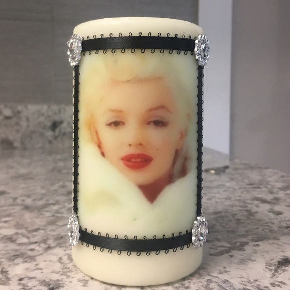 Stunning Marilyn Monroe - Picture 2 of 4