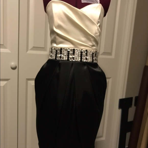 Formal short strapless black/off white dress