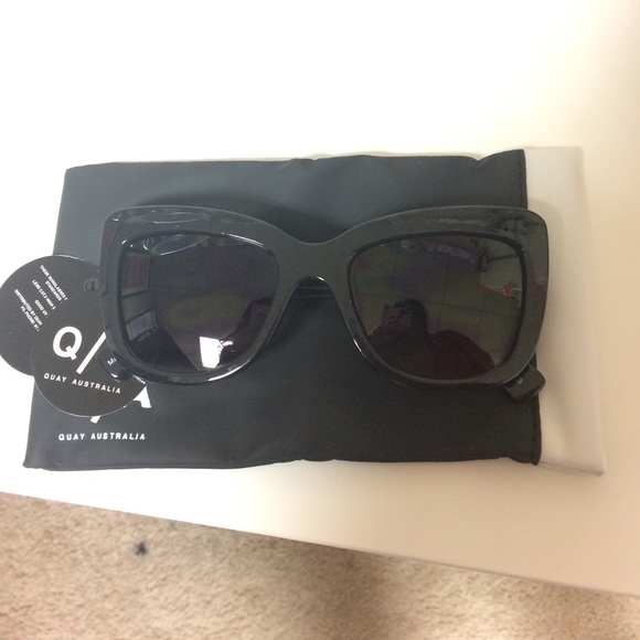BNWT Quay "breath of life" sunglasses w/case 🕶