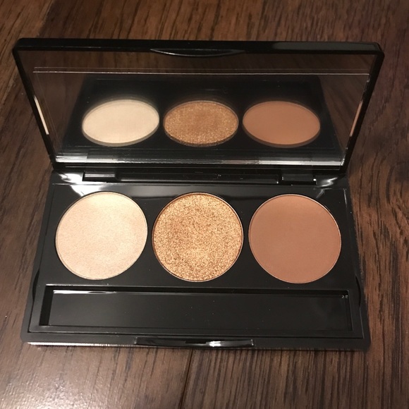 Trio eyeshade palette in threes company. - Picture 1 of 4