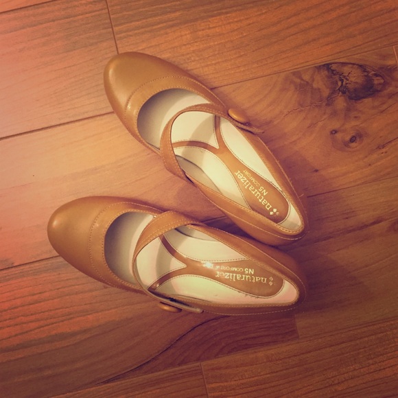 Naturalizer kitten heel