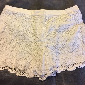 💗Adorable lacy cream shorts. Size 10💗