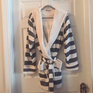 Short robe blue gray and cream stripe