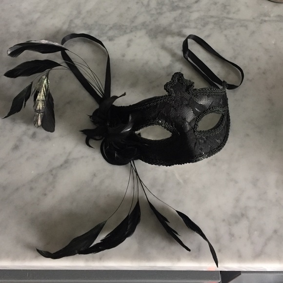 Black masquerade mask