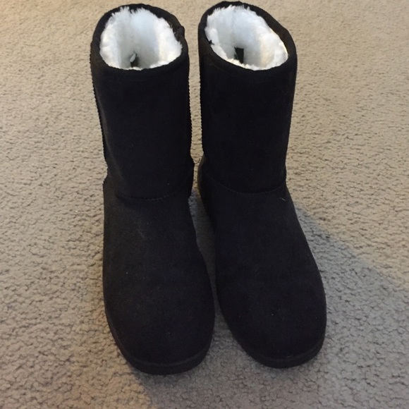 Black fur boots