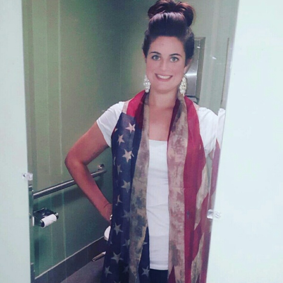 Poshmark Ambassador, Kyndra - Picture 4 of 8