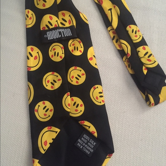 Kiss covered Smiley face Tie - Picture 2 of 2