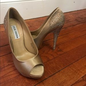 Steve Madden Size 7 Gold Satin Pumps