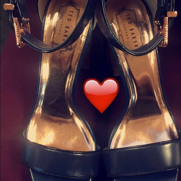 ❤Ted Baker Lorno Navy Block Heels❤