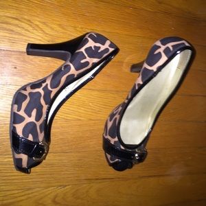 Giraffe patterned heels 9.5