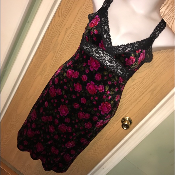 Betsey Johnson Dresses & Skirts - Floral velvet Betsey Johnson lace trim dress