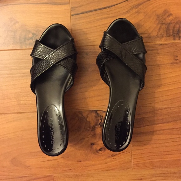 BCBG size 6 wedges