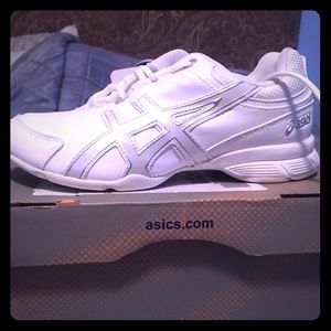 NWT Asics Gel Cheer Shoes - Girls Size 4