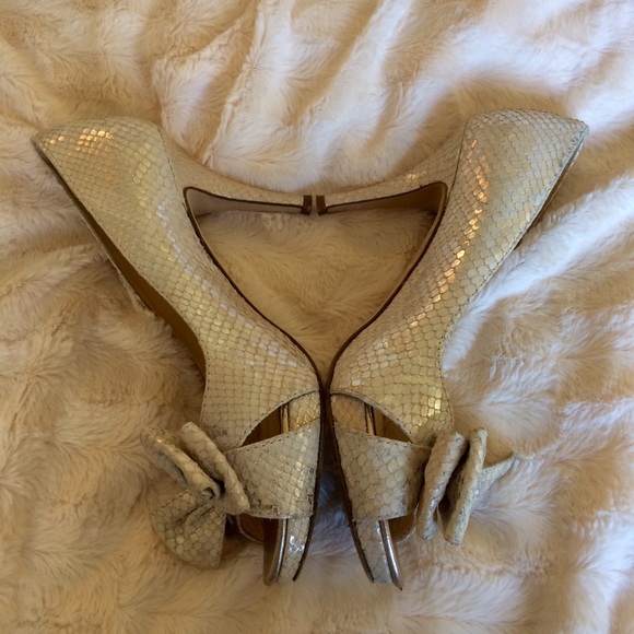 Kate Spade Heels New York Embossed Leather Accent Peep Toe Pumps in Silver - Picture 4 of 4