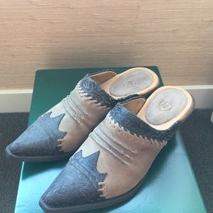 Brand New Size TTS 6 super cute Ariat slides.