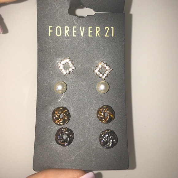 Brand new! Never worn classy earring set!