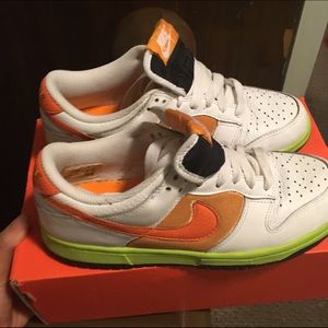 Woman's size 7 Nike dunks low top