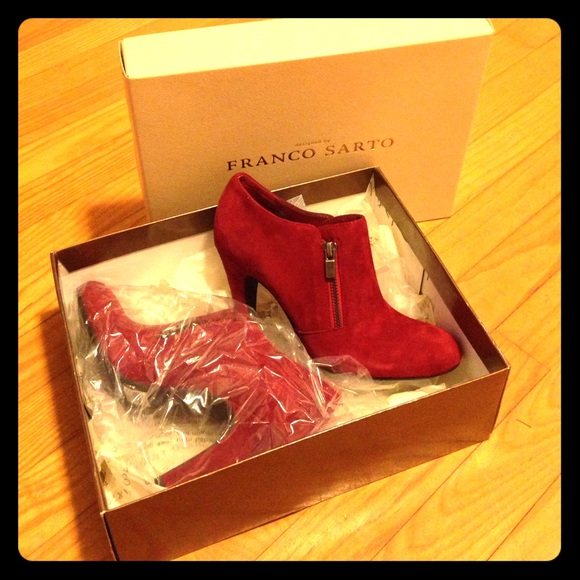 Size 6..NEVER WORN.. Red...Franco Sarto heels