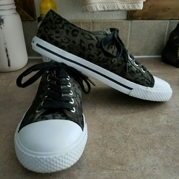 Airwalk tennis shoes
