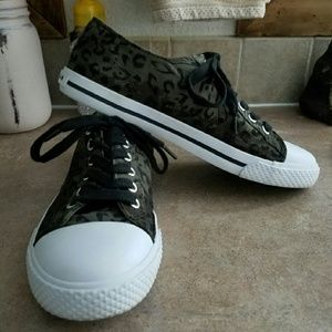 Airwalk tennis shoes