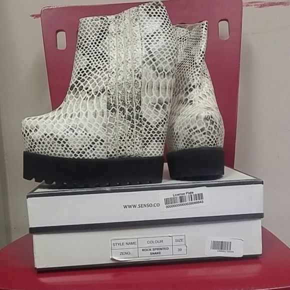 Real snake skin wedge never worn