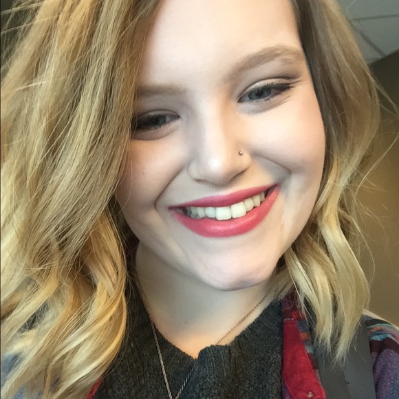 Meet your Posher, Emily - Picture 2 of 2