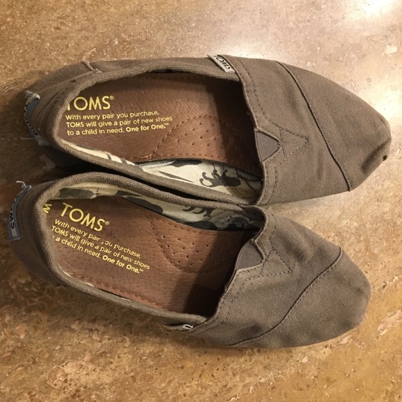 Gray Toms - Picture 2 of 2
