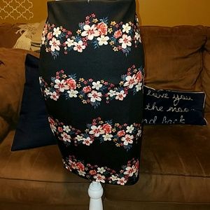 Forever 21 Black and Floral skirt (Size 1X)