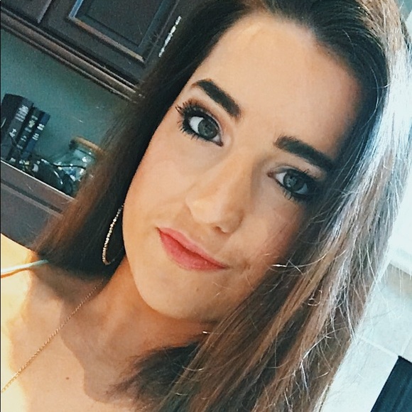 Meet your Posher, Adriana - Picture 2 of 2