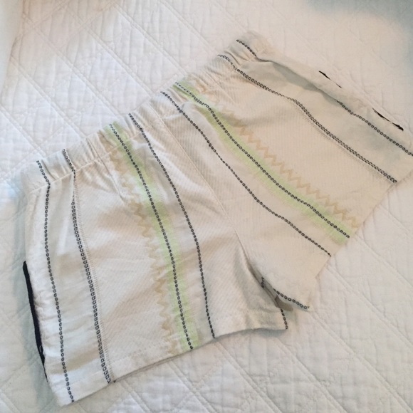 Amazing Lou & Grey Shorts with Hand Loomed Look - Picture 3 of 4