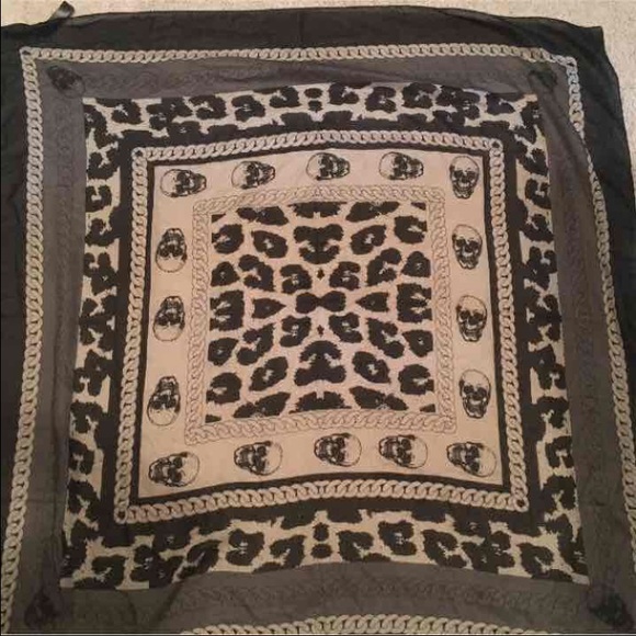 Skull leopard chain scarf