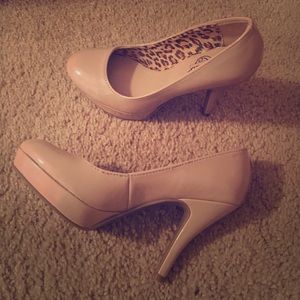 Nude pumps
