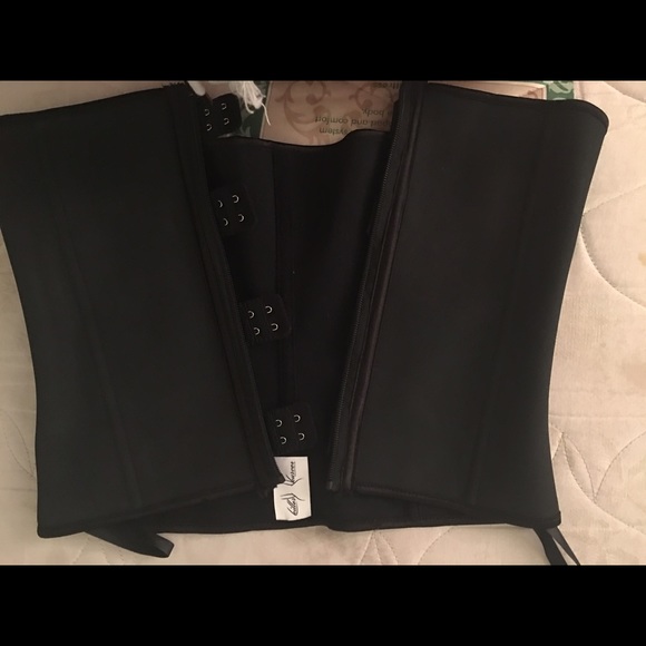 Clip and zip waist trainer