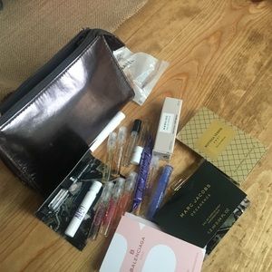 Perfume sample set with mini travel bag