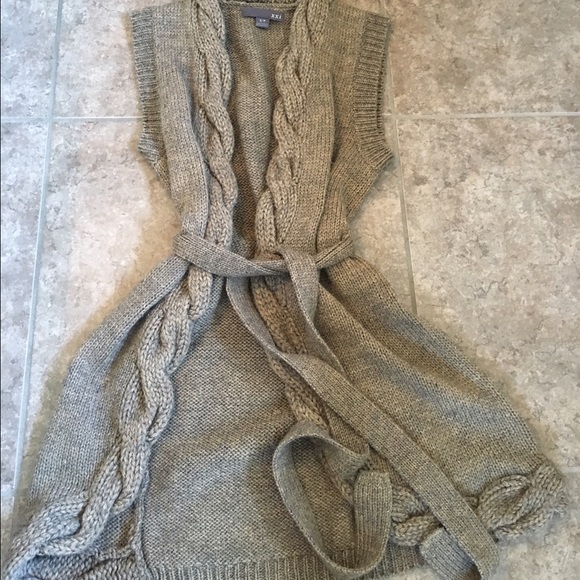Forever 21 Sweaters - Forever21 sweater vest with tie waist small