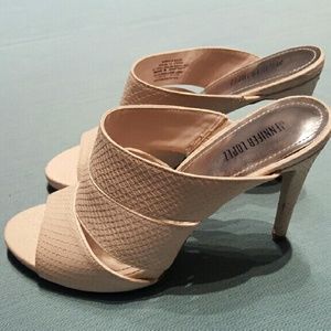 Jennifer Lopez heels blush size 8