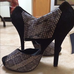 👠NEVER WORN!!!! Super cute open toe heels 👠