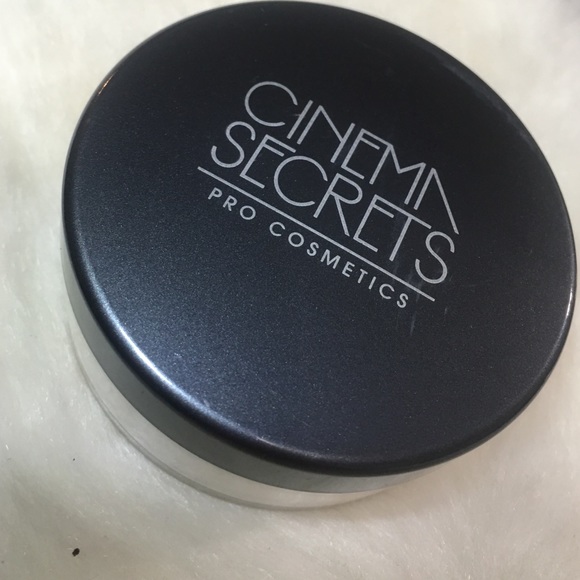 ▪️CINEMA SECRETS ULTRALUCENT SETTING POWDER▪️ - Picture 1 of 4