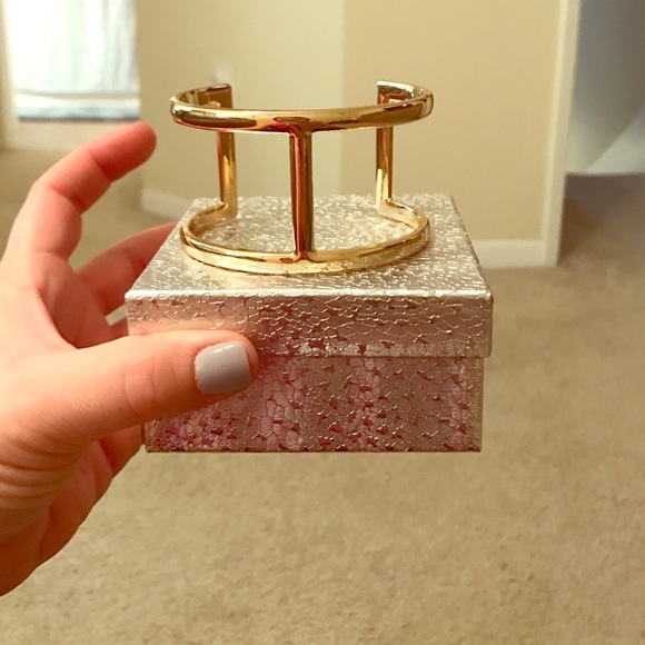 Jewelry - NWOT Gold Cuff bracelet