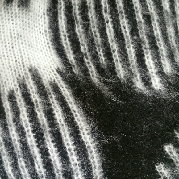 🛑LAST 1🛑CHIC BLACK and WHITE COZY CARDIGAN - Picture 4 of 4